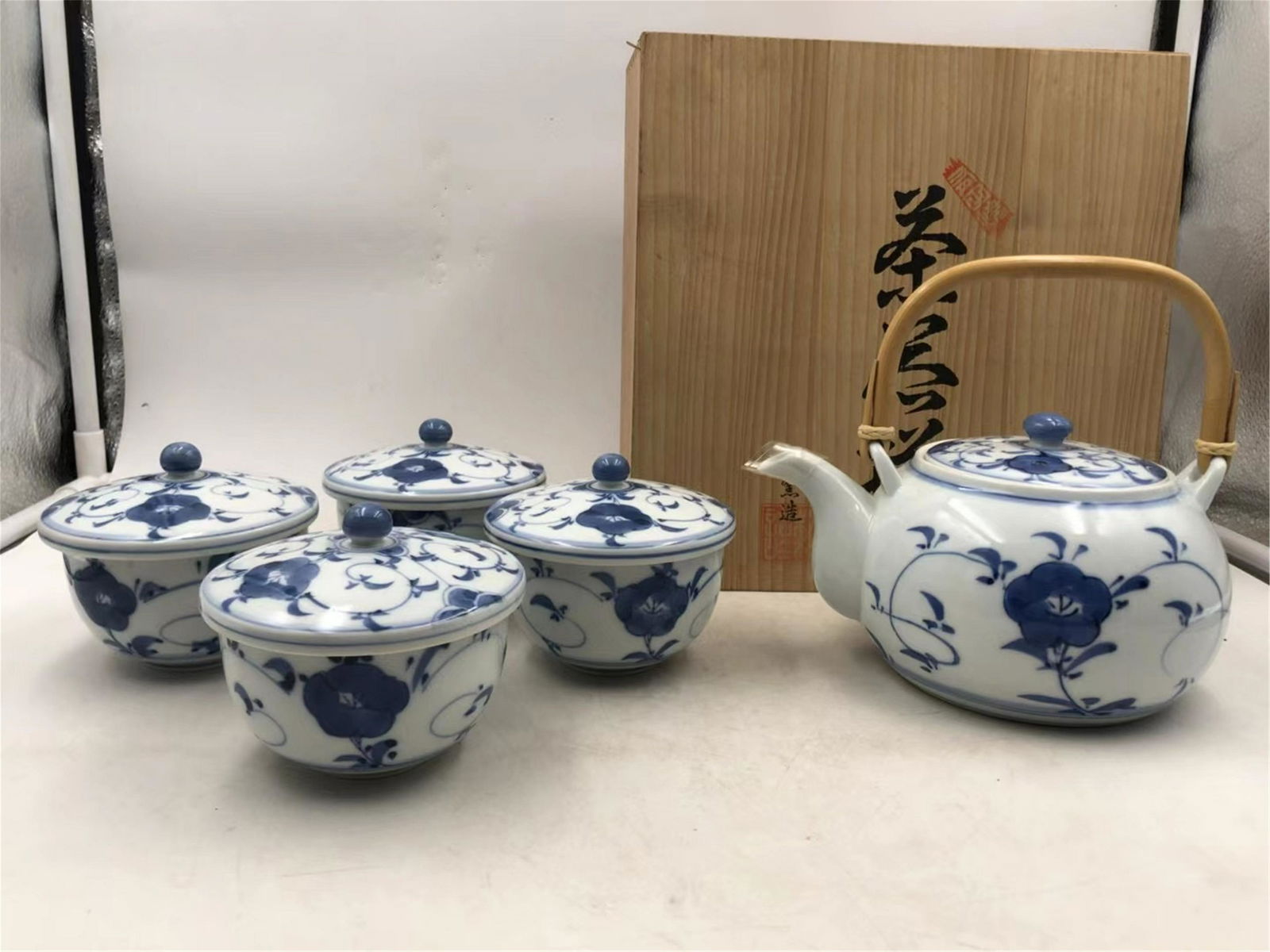A SET OF JAPANESE BLUE AND WHITE PORCELAIN TEA WARES: Pot H. 9.5 cm. Cups Total H. 8 cm. Caliber. 8.5 cm.