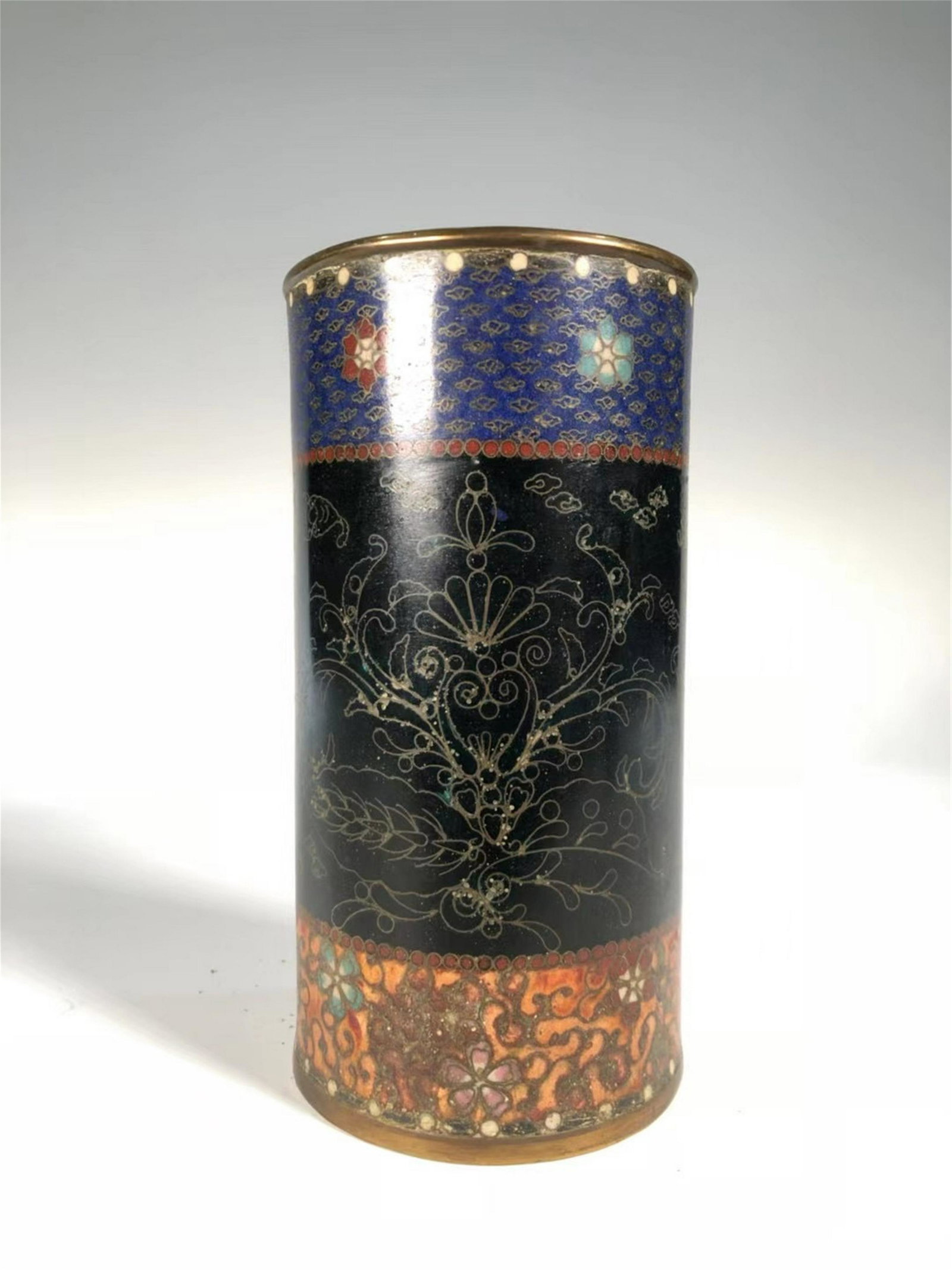 A BLACK GROUND CLOISONNE ENAMEL BRUSH POT: Total H. 15 cm. Diam. 7.5 cm.