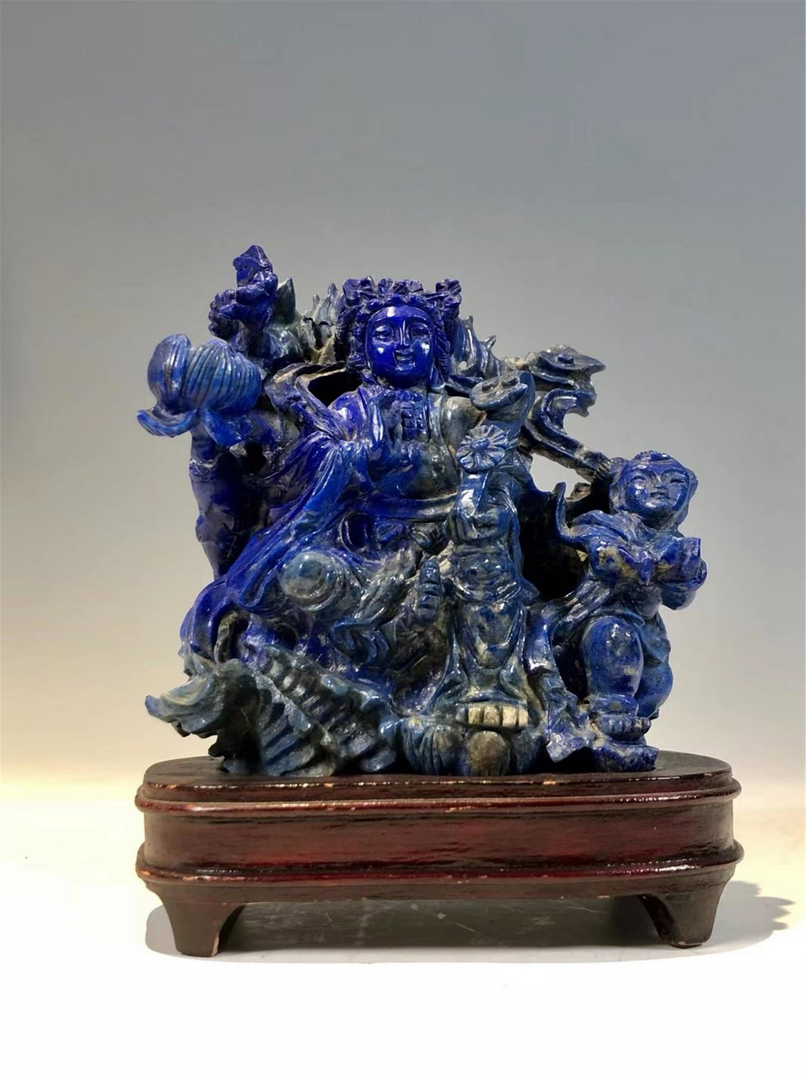 A LAPIS LAZULI CARVED BUDDHA STATUETTE: Total H. 11 cm. Bottom L. 9.5 cm.