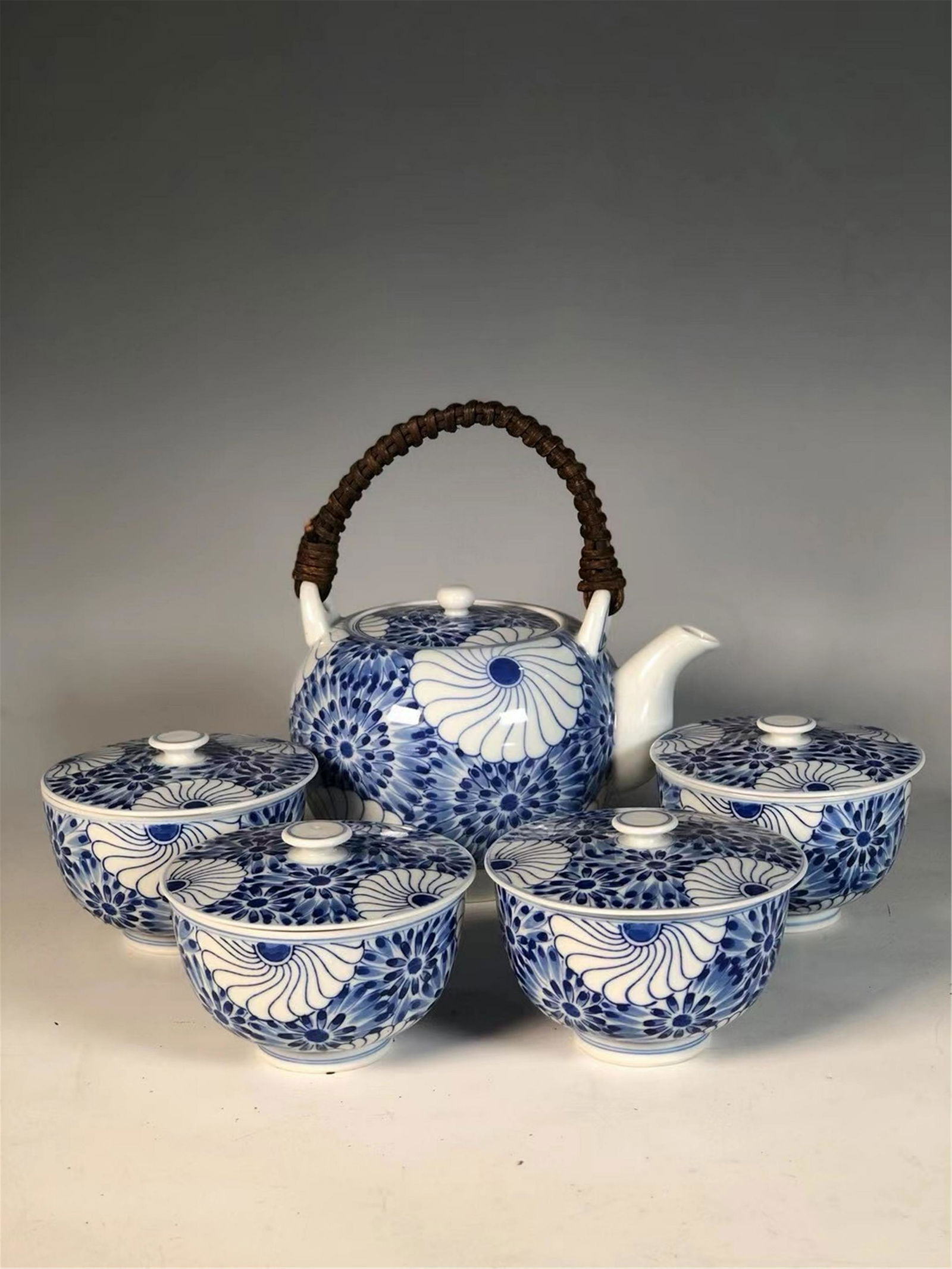 A SET OF JAPANESE STYLE BLUE AND WHITE TEA-WARES: POT H. 10 cm. CUPS Total H. 6.5 cm. Caliber. 8.5 cm.