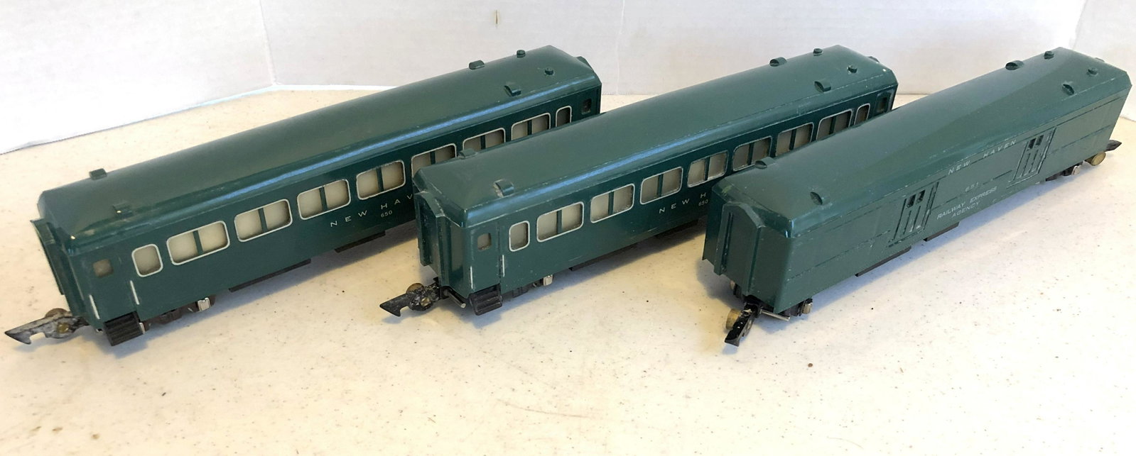 American Flyer 3 New haven cars: 2-green 650 observation cars, 1 green 651 baggage car