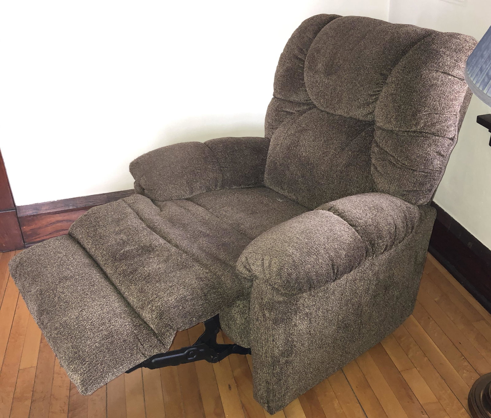 Reclining chair: manually operated cloth fabric