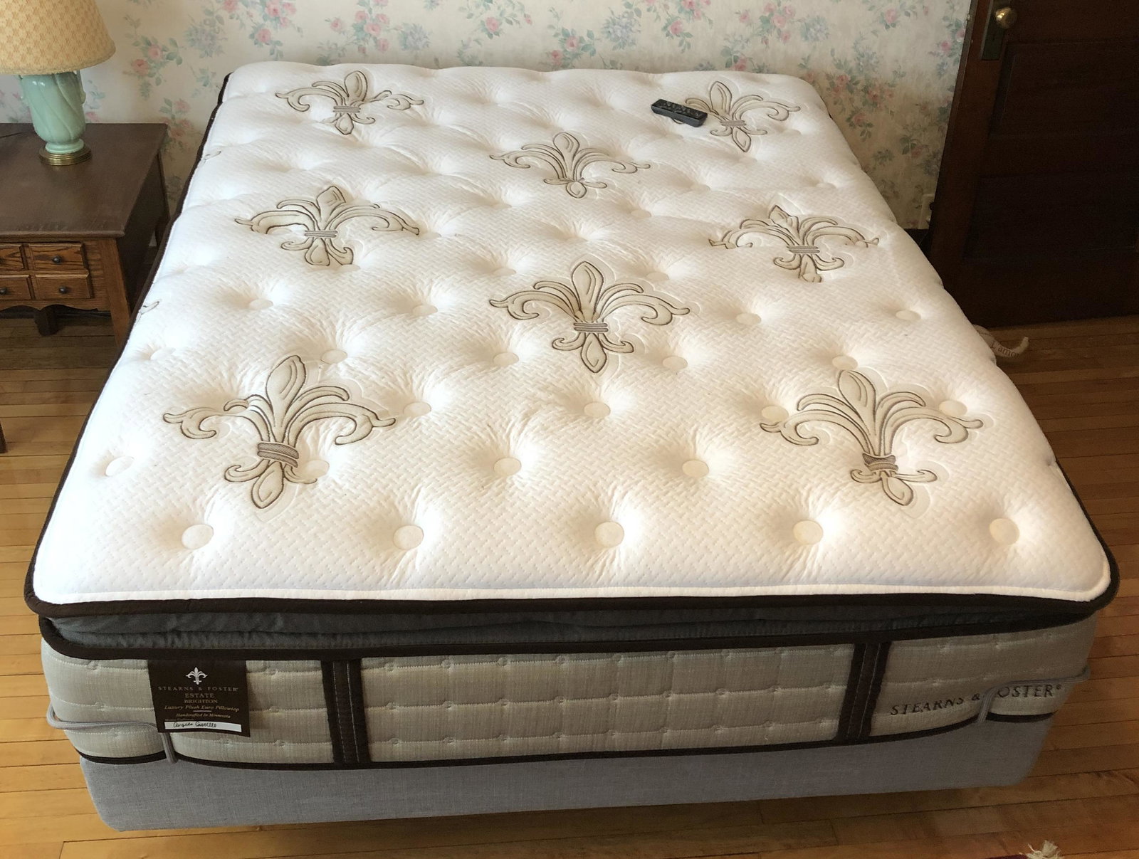 Reverie Adjustable queen bed with Stearns & Foster: 2014 Stearns & Foster Estate Brighton pillow top Matress, with wireless remote contro,l head & foot adjustable with full length vibration can be set for head or foot