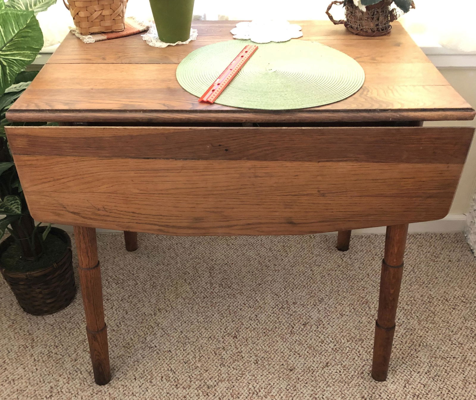 Vintage Oak drop leaf kitchen table: 32" x 21" + 10" drop leaves add 20"