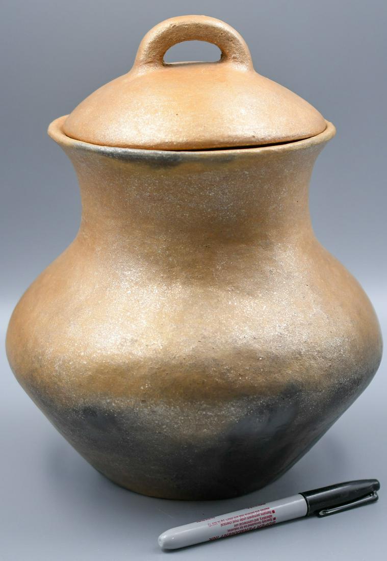 Picuris Bean Pot with Lid, Micaceous, Anthony Durand (1 of 10)