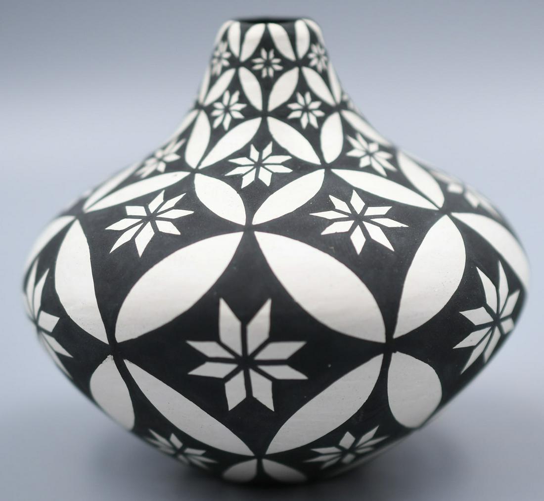 Acoma, Black and White Snowflakes Jar, Dorothy Torivio (1 of 7)