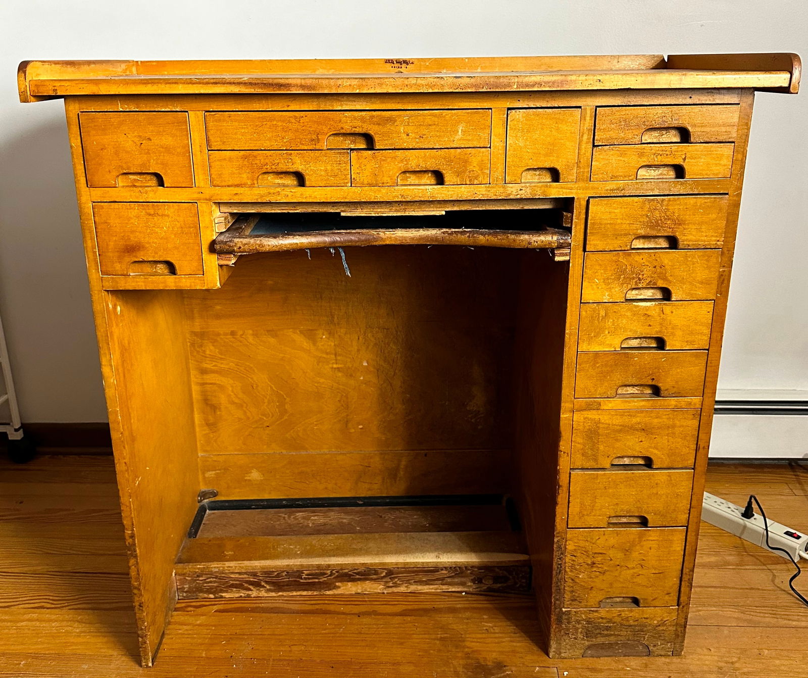 Vintage jewelers work bench: Maple. J.H.R. Berg Manufacturing Chicago. appears foot rest has been modified to make it more sturdy. See photos. READ OUR SHIPPING POLICY'S! This will be In person pick up or contact UPS store in Ken