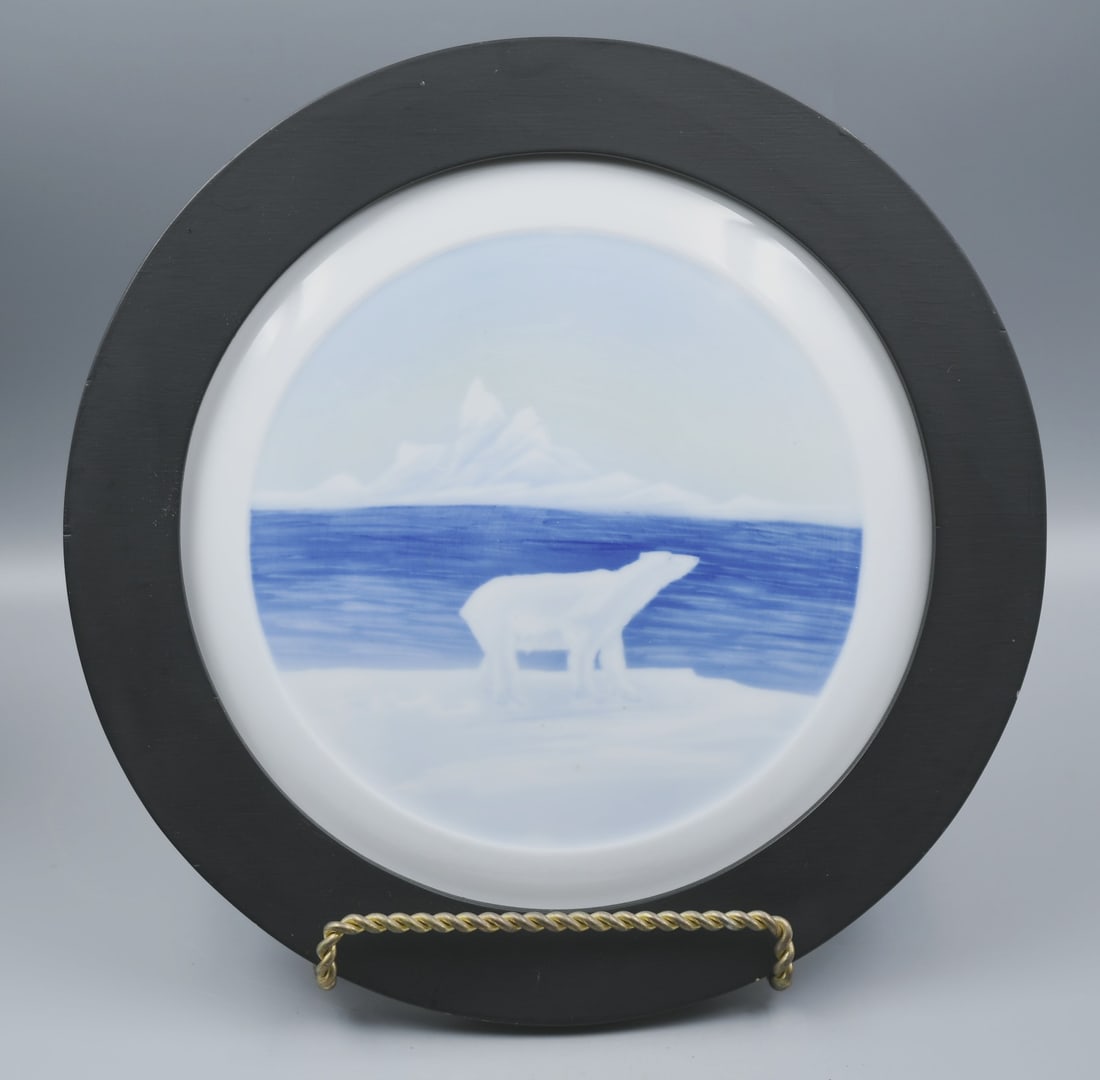 Rosenthal framed plate: Rosenthal Hand painted framed polar bear plate. dia-9 1/8". Frame dia-11 1/4". Weight- 2lbs 1.75oz. (NOTE-Weight and dimensions are before packaging)