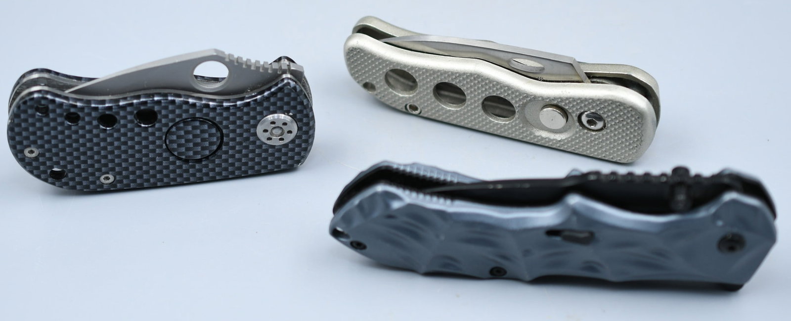3 Folding knives: 3 mechanical folding knives. 1-CapeUnion, 1-Smith&Wesson, 1-unnamed. (NOTE-Weight and dimensions are before packaging) Combined weight- 11.25oz.