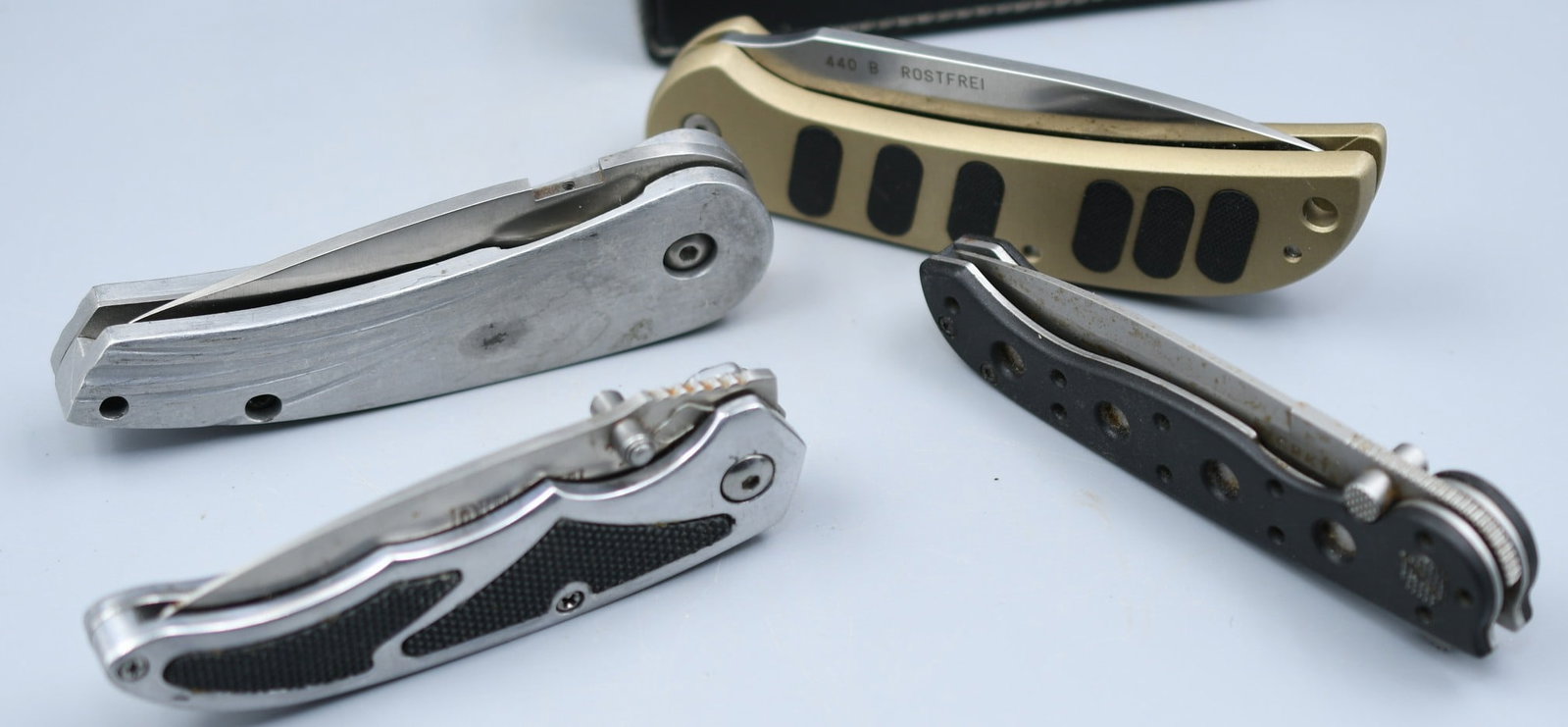 4 Folding Knives: 4 mechanical folding knives, 2 Haller, 1 Duluth Trading, 1 Crkt. (NOTE-Weight and dimensions are before packaging) Blades- 3"-3 1/2". Handles-4"-4 1/2". Combined weight- 12.25oz.