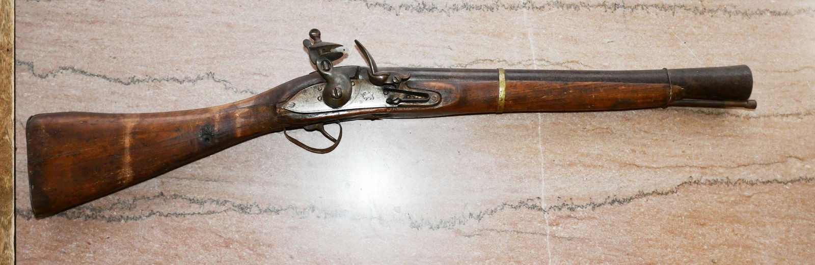 Flintlock Blunderbuss: Flintlock Blunderbuss, with a lion touchmark/hallmark. (NOTE-Weight and dimensions are before packaging) Total length-32 1/2". Barrel end dia-1 5/8". Weight-6lbs