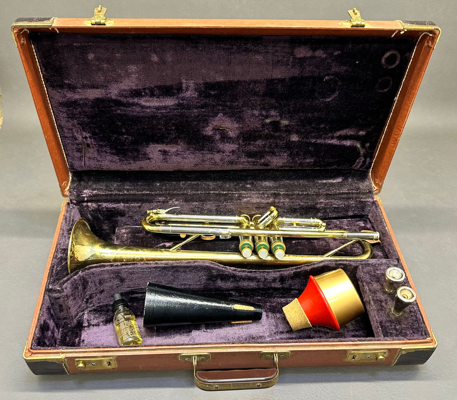 Vintage Olds Special Cornet: serial no 169597, Includes the original case, one original Olds no 3 silver plate mouth piece, and Bellaire no 35, plus other items in photos. More photos are available on request. Dimensions given ar