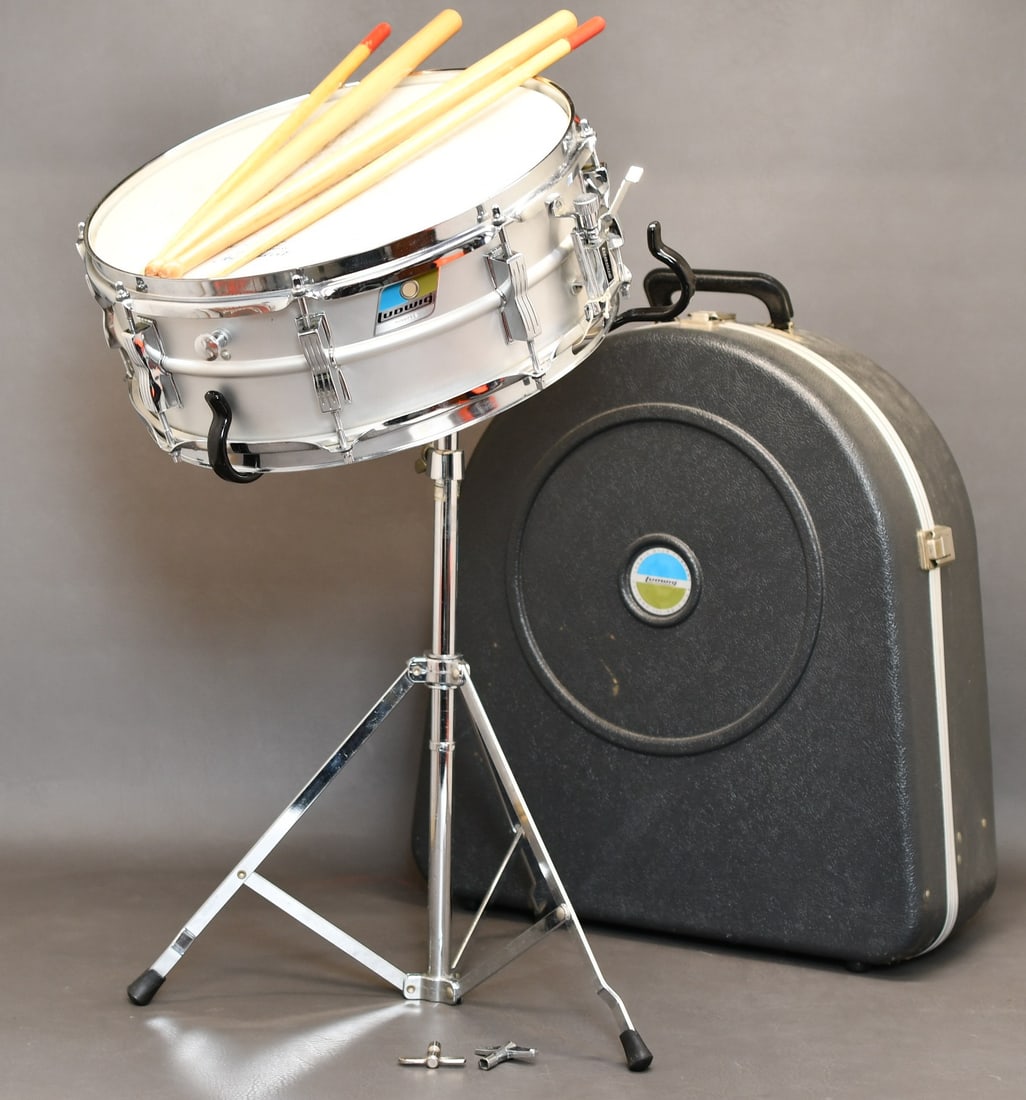 Vintage Ludwig 8 Lug Snare Drum: Serial no 1219406 with with weather master skins GT Batter750 on one side and snare 300 on the spring side, an 2 keys. This has always been stored in the Ludwig hard card case included, plus adjustabl
