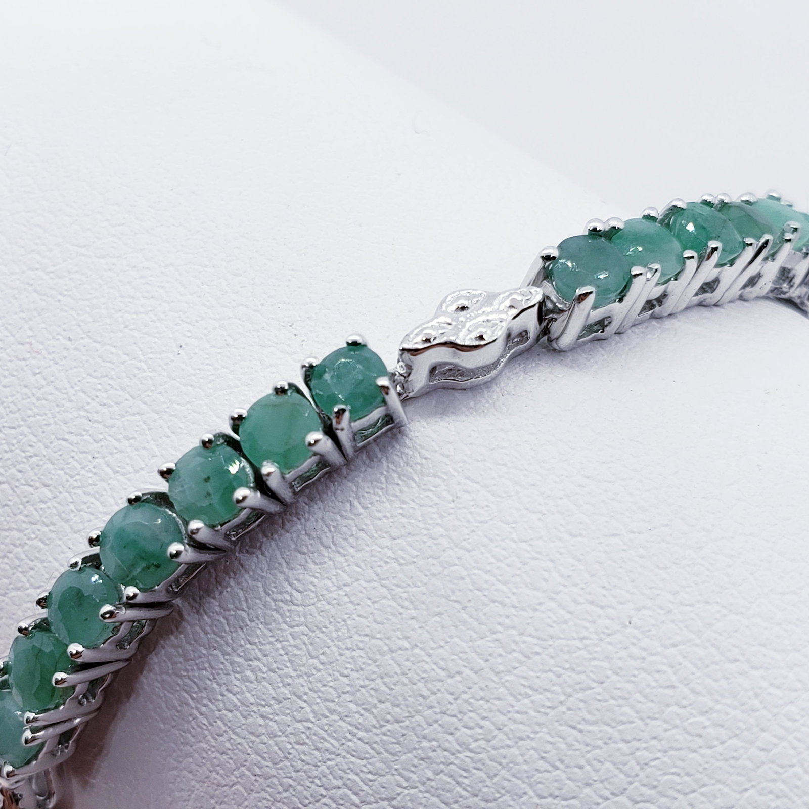 $950 Silver 41 Emerald(4.1ct) Bracelet: Silver 41 Emerald(4.1ct) 7 Inch Bracelet (~weight 9.1g), Insurance Value $950 (Estimated Selling Price from $90 to $180)