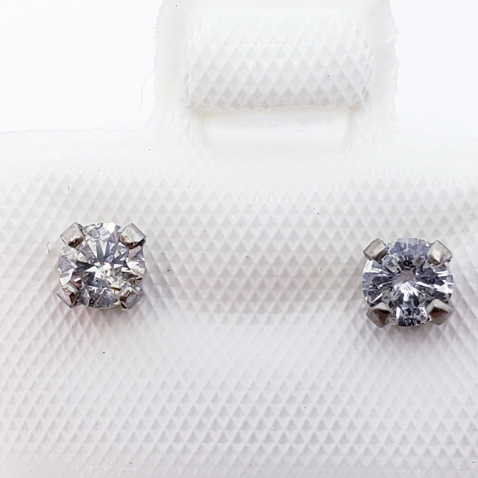 Certified 14K Diamond Stud (Si1 - Si2)(0.35ct): 14K White Gold Diamond Stud (Si1 - Si2)(0.35ct) Earrings (~weight 0.4g), Made in Canada, Suggested Retail Value: $600