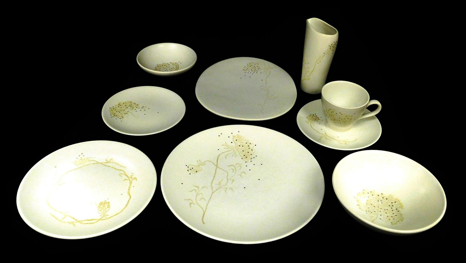 CHINA: Russel Wright "Queen Anne's Lace" patterned: CHINA: Russel Wright "Queen Anne's Lace" patterned dinner service, ninety pieces total, design is various depictions of Queen Anne's lace flowers, all with guilt accents, including: sixteen dinner pla
