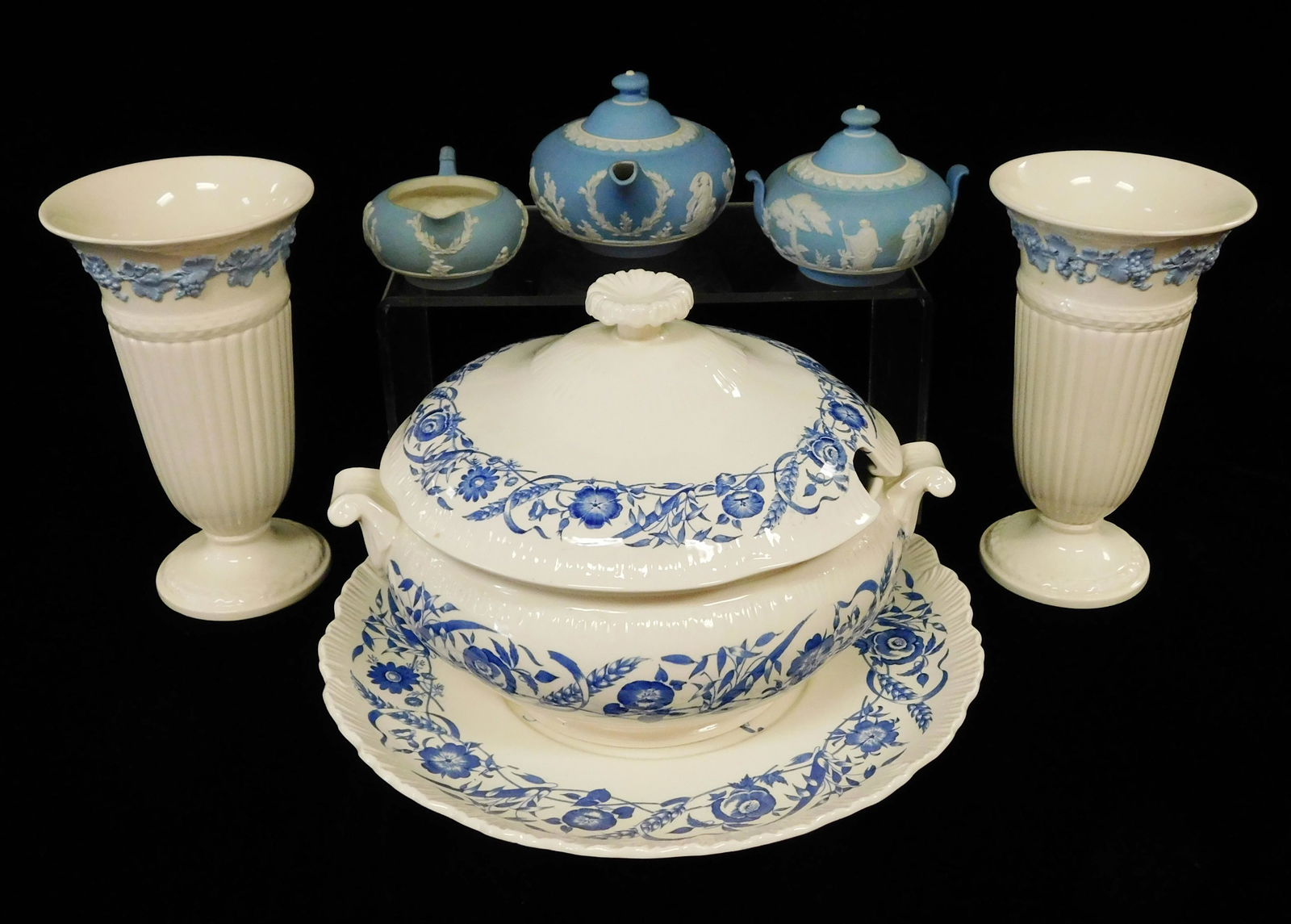 Wedgwood: Six pieces including a tureen with lid and liner in cornflower, two matching vases with (1 of 3)
