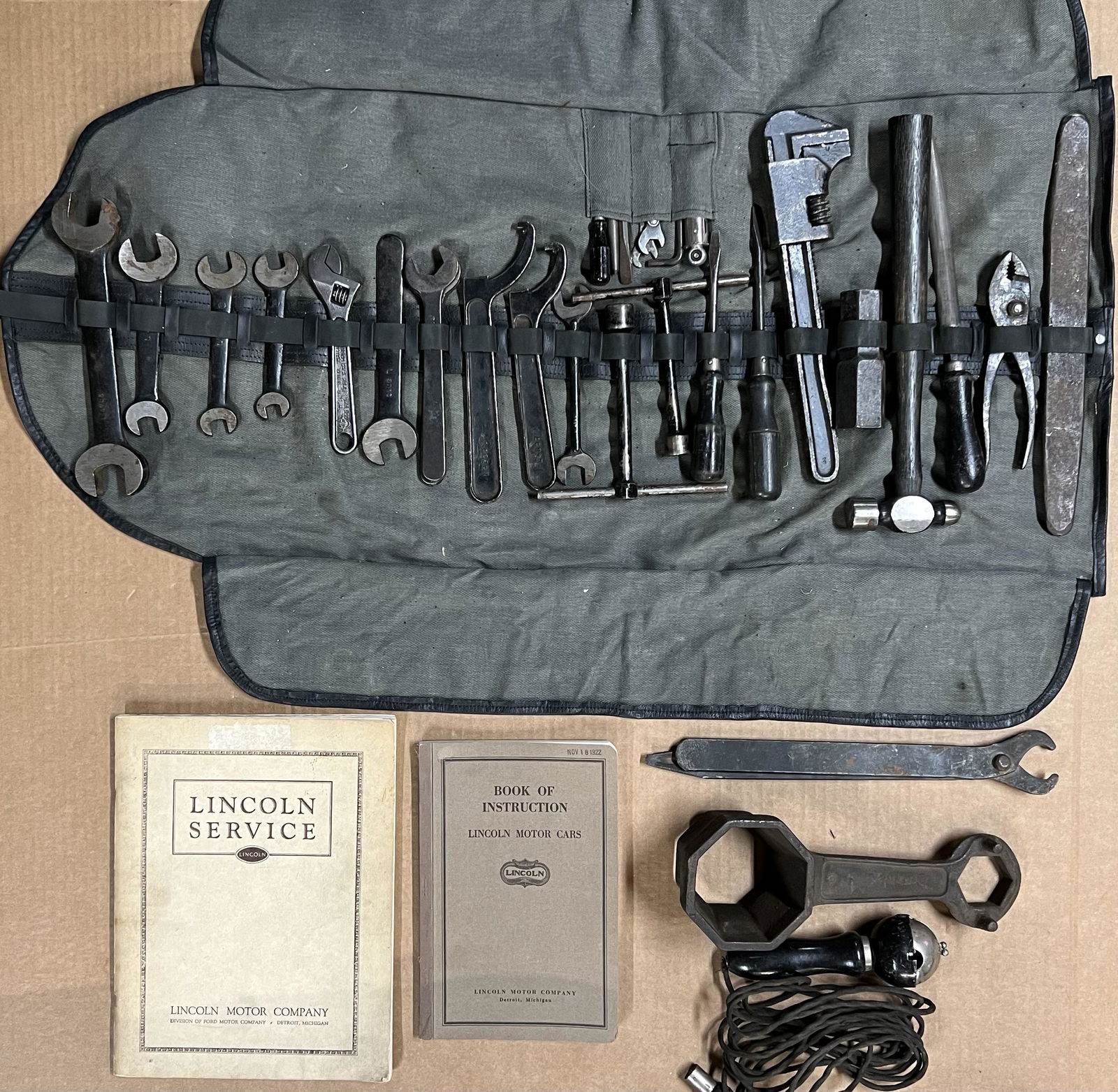 1920’s Lincoln Model L tool roll with 1926 138 page Service Bulletin and 1922 104 page owners (1 of 3)