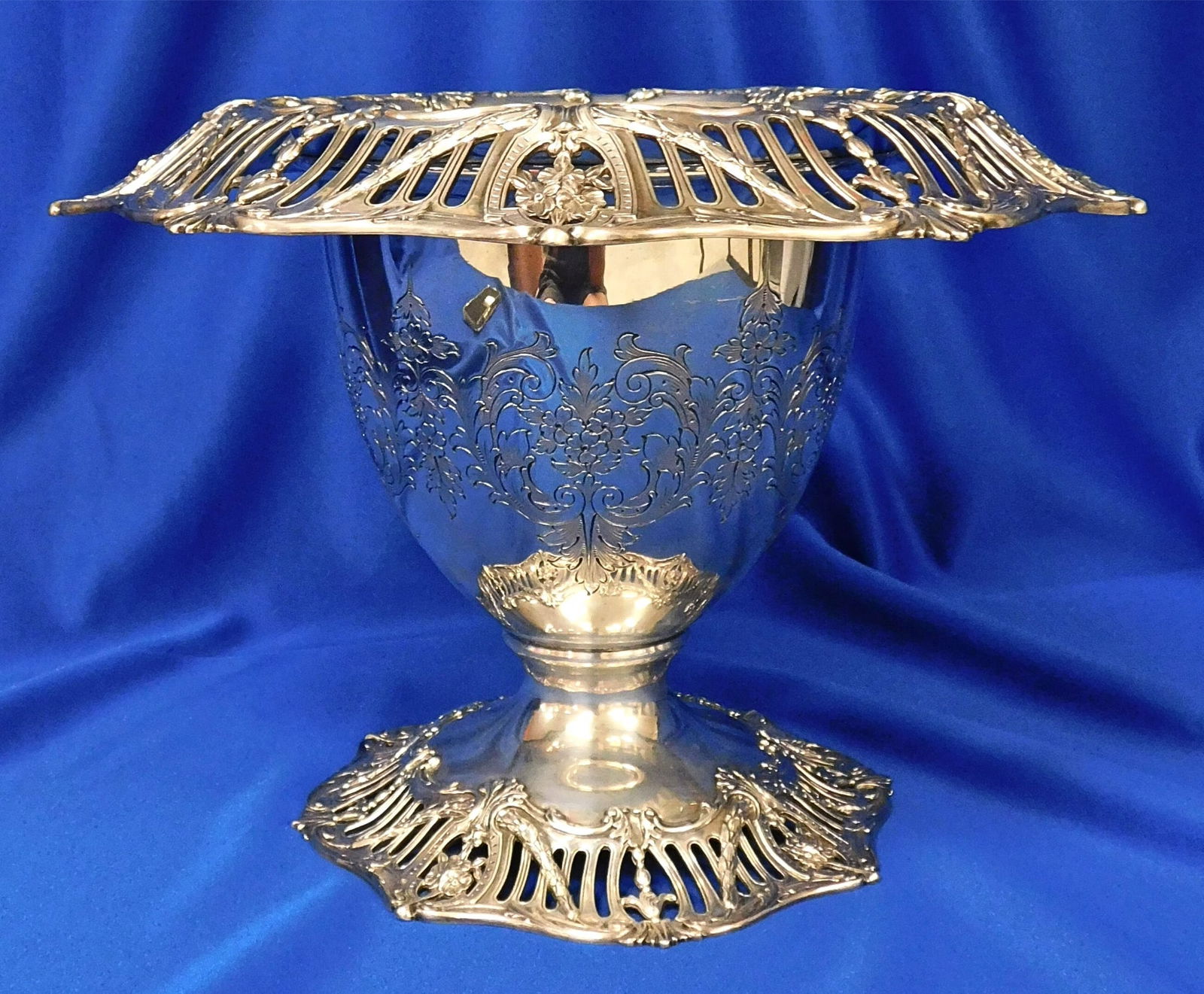 STERLING: Centerpiece/ Champagne bucket by Graff Washbourne & Dunn, New York, N.Y., (1899-1961,: STERLING: Centerpiece/ Champagne bucket by Graff Washbourne & Dunn, New York, N.Y., (1899-1961, successors of Wood & Hughes), Belle Epoque style pattern patented in 1909, sterling silver, retailed by