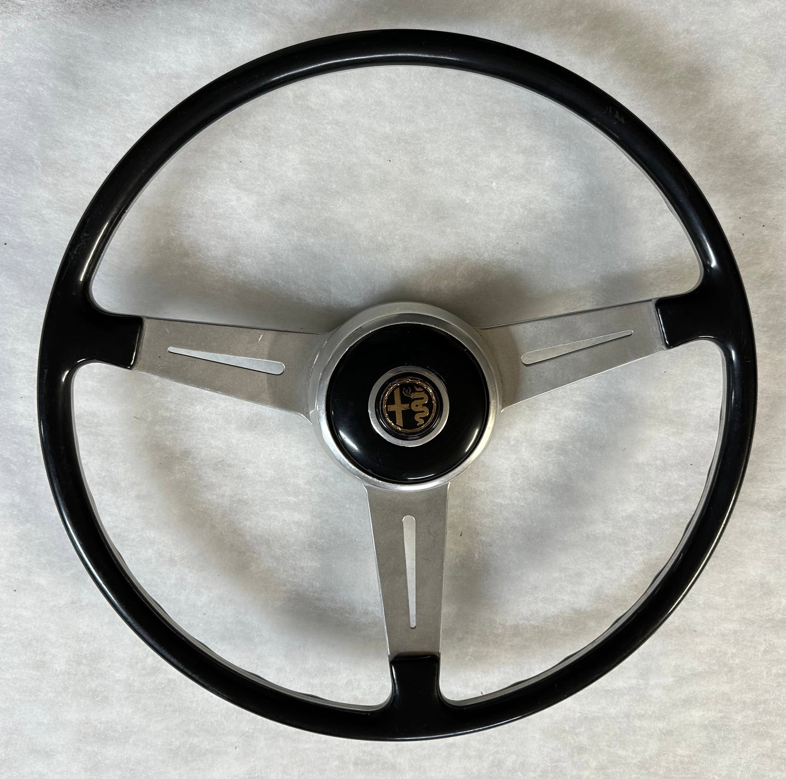 1950’s-1960’s Alfa Romeo steering wheel, with horn center, fits various models possibly: 1950’s-1960’s Alfa Romeo steering wheel, with horn center, fits various models possibly 2000, 2600, Giulietta , Giulia, Super, 16 inch diameter, ex condition [NOTE: SHIPPING AND PICK UP AP