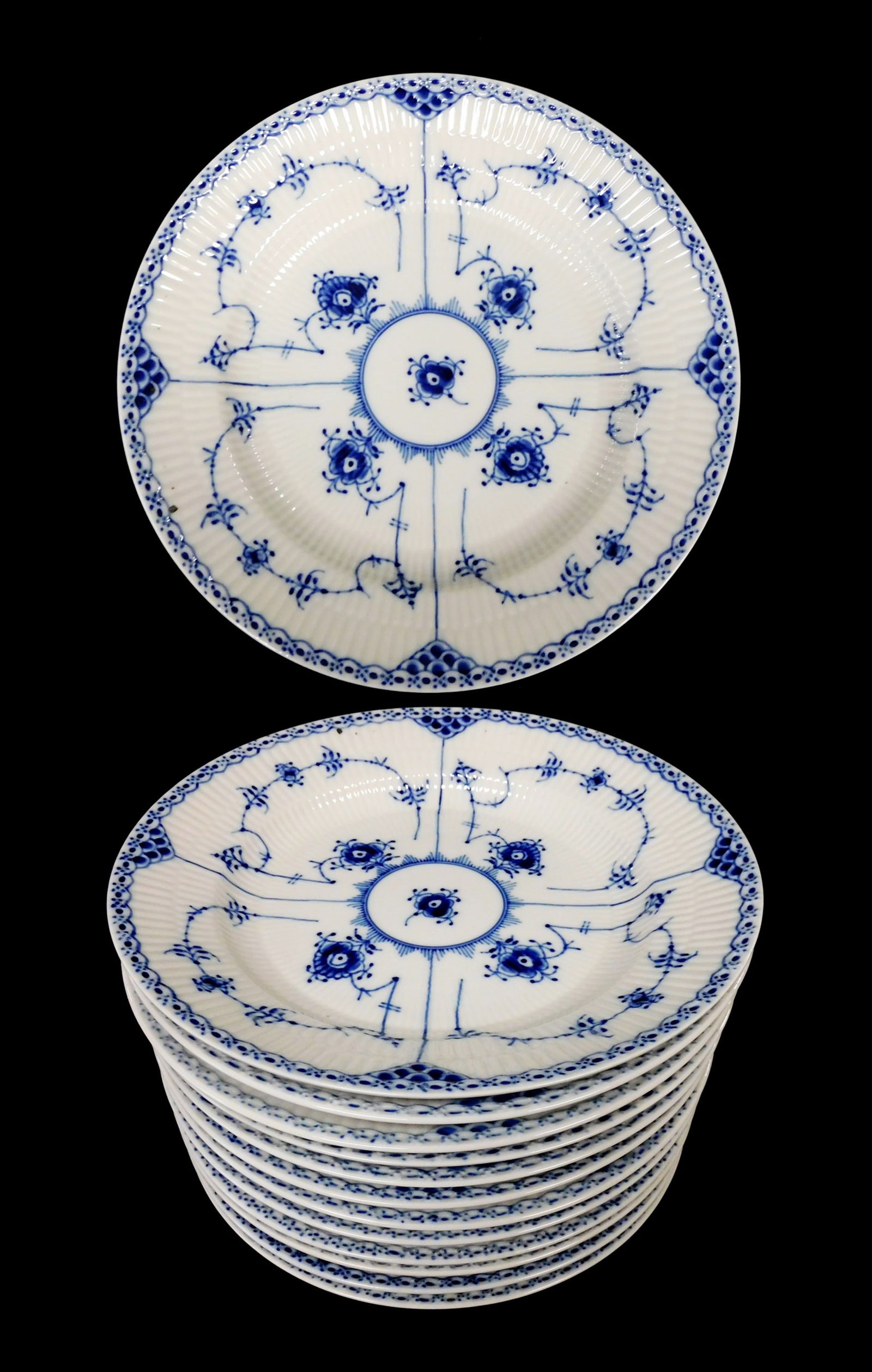 Royal Copenhagen "Blue Fluted Half Lace" dinner plates, hand-painted porcelain with blue glaze (1 of 4)
