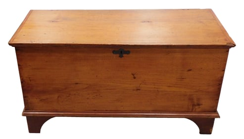 Blanket chest, American, 19th C, nailed construction, bootjack ends with round cutouts, molded edge
