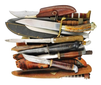 WEAPONS: 20+ knives, 19th/20th C., some military, hunting, utility, etc., some with sheaths, details