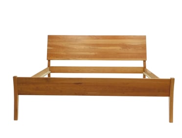 Cherrystone Monarch king-sized sleigh bed, 21st C., cherry, tapered legs and seven-plank headboard,