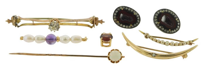 JEWELRY: Gold pins, pendant and earrings, seven pieces, details include: one tested 10K yellow gold