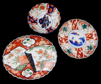 ASIAN: Three pieces of Japanese Imari porcelain, late 19th/early 20th C., including an oval dish and