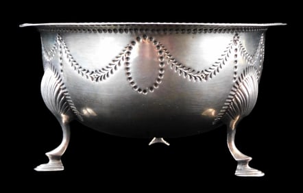 STERLING: Georgian style footed bowl by Wakely & Wheeler of Dublin, Ireland (reg. 1909), round bowl