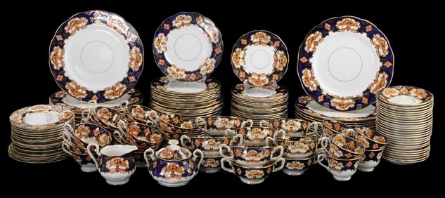 CHINA: Royal Albert "Heirloom" pattern dinnerware service, one hundred and fifty pieces, Imari palet