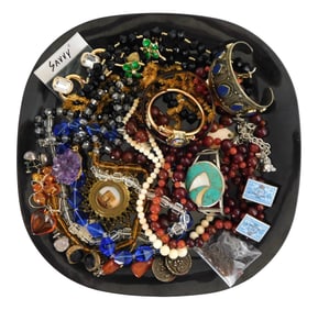 COSTUME JEWELRY: 20+ pieces including glass and hard stone beaded necklaces; earrings, bracelets,