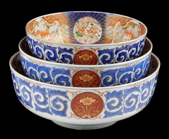ASIAN: Imari porcelain bowls, Japanese, 19th/20th C., set of three graduated, intricately