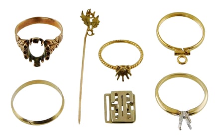 JEWELRY:14K tested gold jewelry, including: four ring settings, a stick pin, a pendant with crack