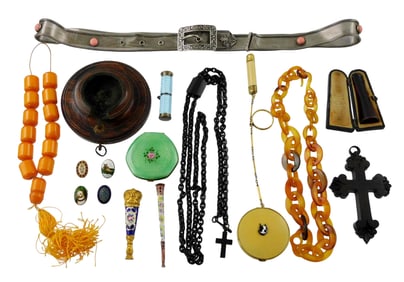 JEWELRY, ETC: Mixed lot including coral jewelry, Bakelite, amber type, along with several small