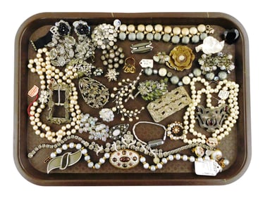 COSTUME JEWLERY: Schiaparelli, Trifari, Weiss etc., 25+ pieces of early and vintage jewelry, many