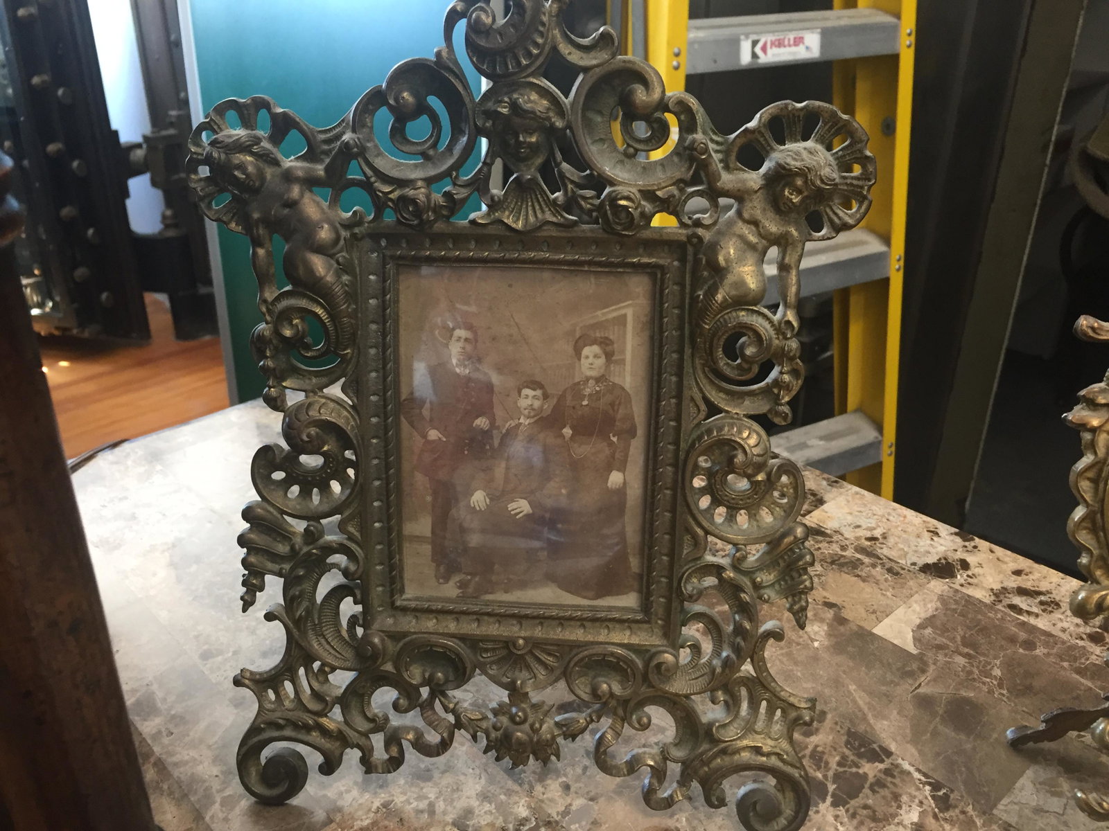 Vintage Picture Frames (3-Gld.Iron & 1-Gld.Metal: Vintage Picture Frames (3-Gld.Iron & 1-Gld.Metal