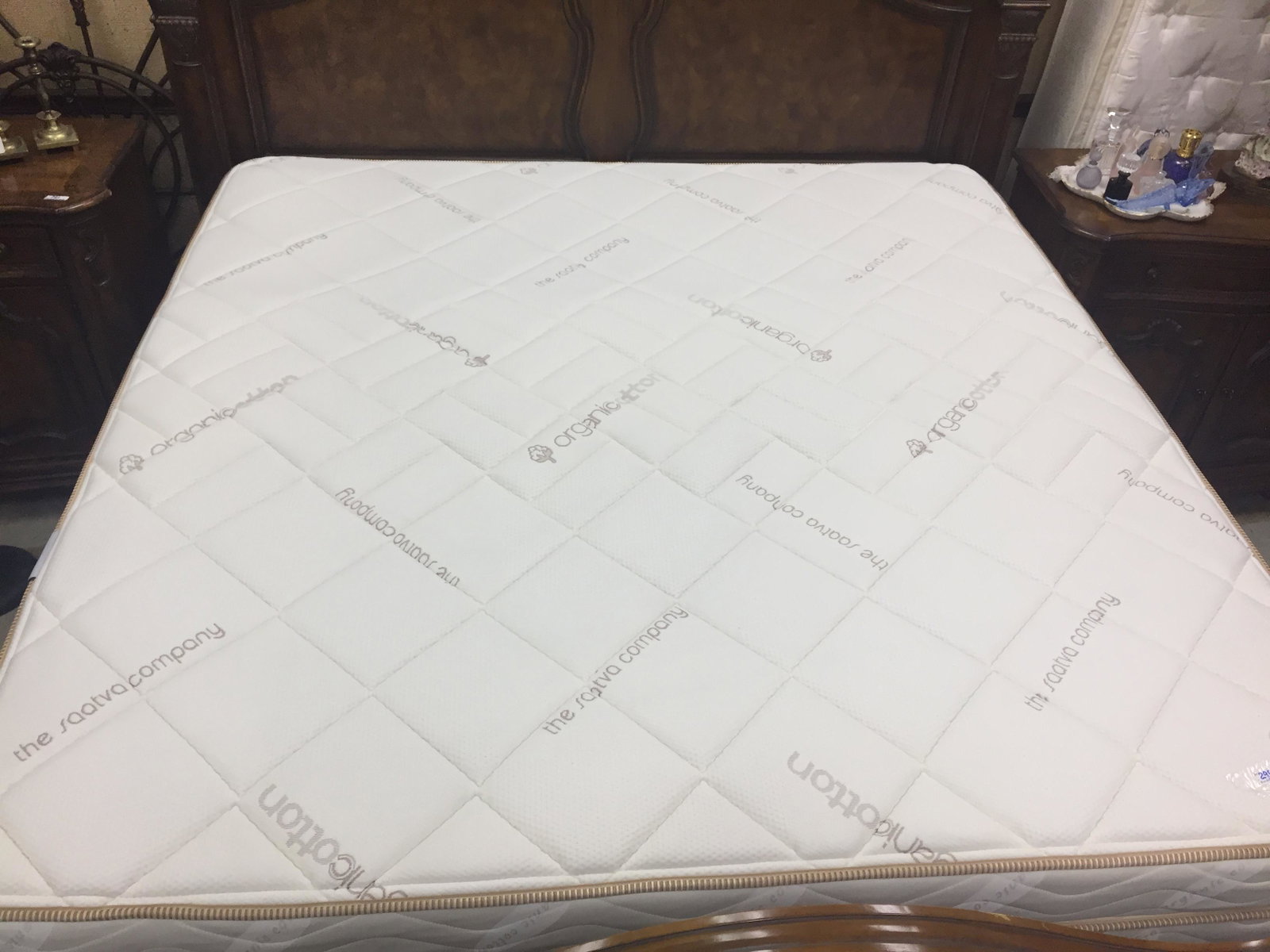 Saatva King Size Mattress (few months old): Saatva King Size Mattress (few months old)