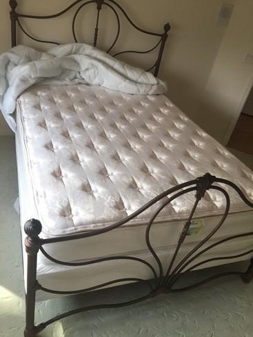 Queen Size Iron Bed w/Metal Rails: Queen Size Iron Bed w/Metal Rails Dimensions: 59' x 60"