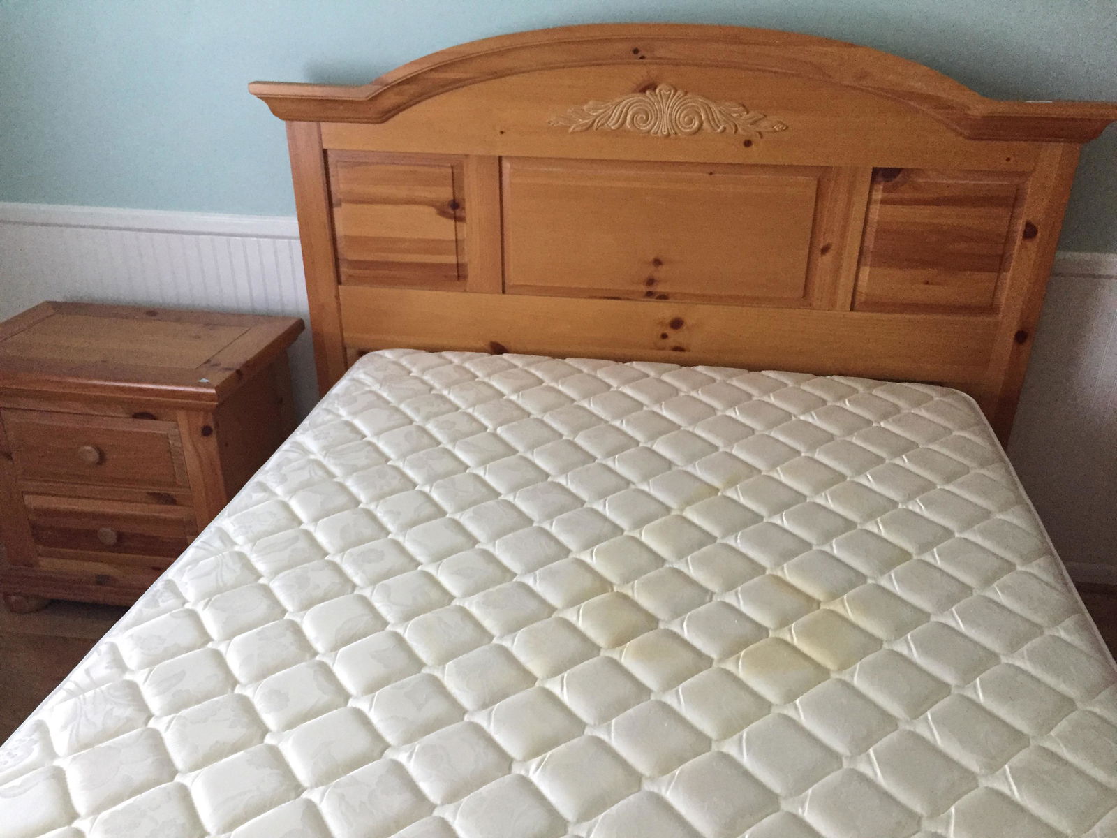 KNOTTY WOOD QUEEN HEADBOARD & NIGHT STAND: KNOTTY WOOD QUEEN HEADBOARD & NIGHT STAND