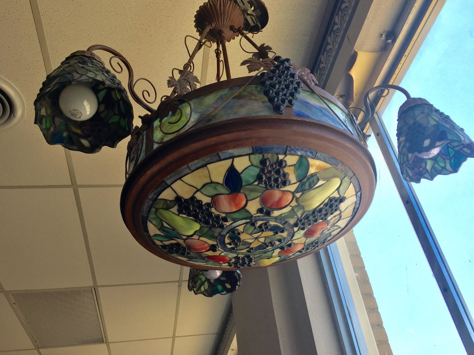MODERN TIFFANY STYLE HANGING LIGHT:  MODERN TIFFANY STYLE HANGING LIGHT