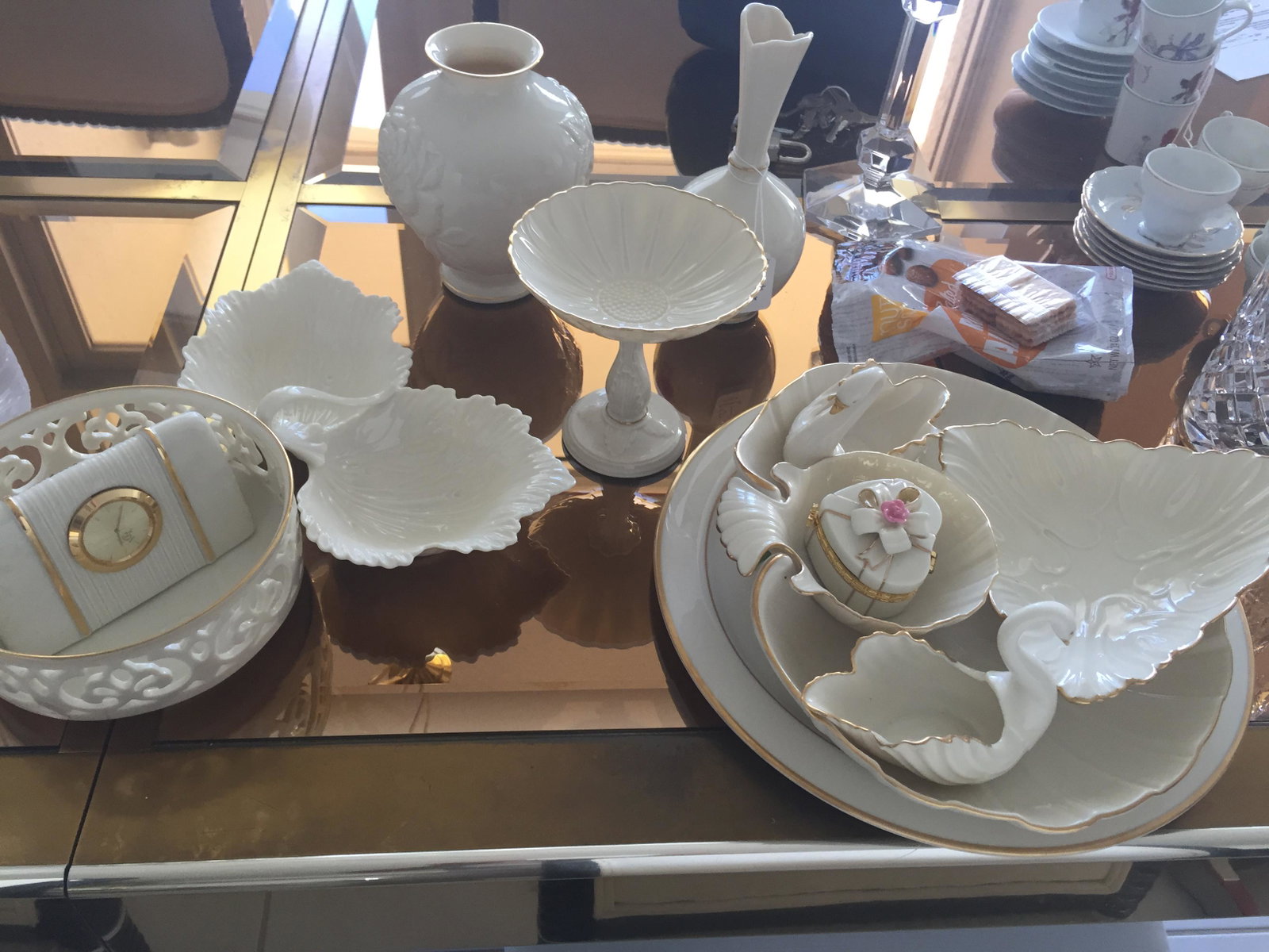Lenox: Assortment Lenox Dishes Consigner PS