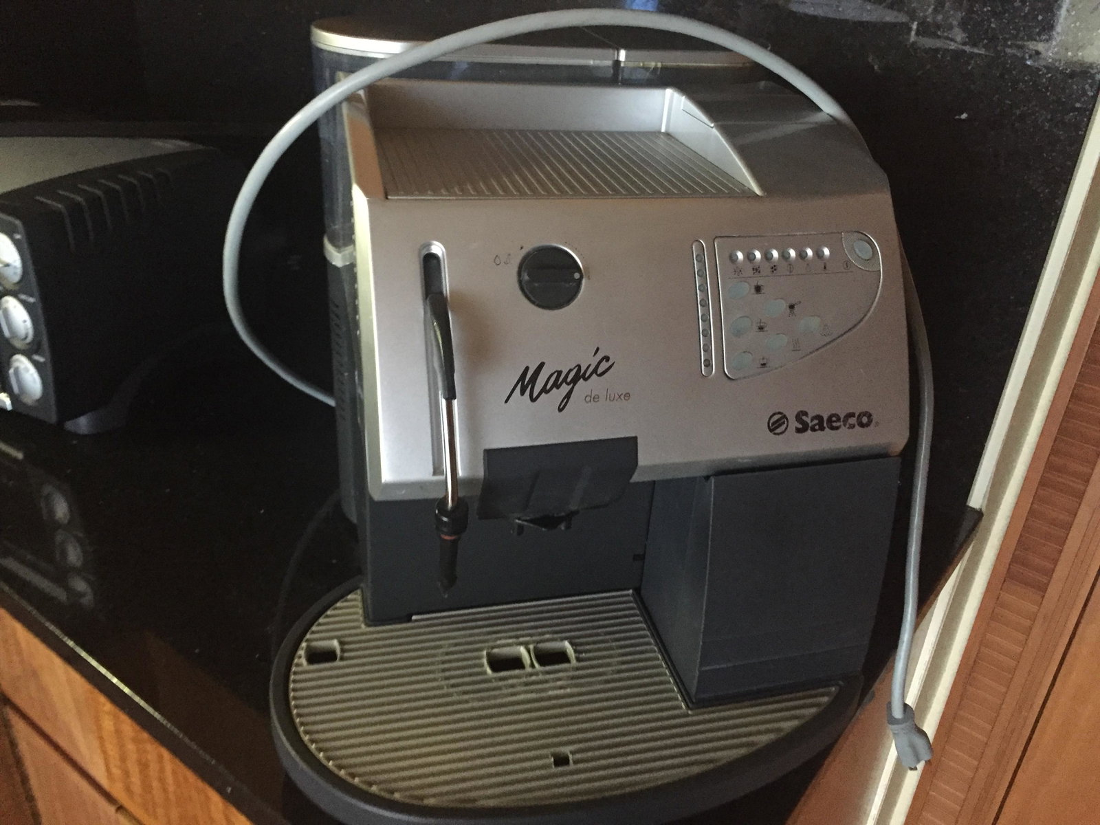 Kitchen-Espresso: Saeco Magic deluxe Espresso Machine Grinds Fresh Beans, 110-120v 16"h x 13"w x 16"d Consigner HP