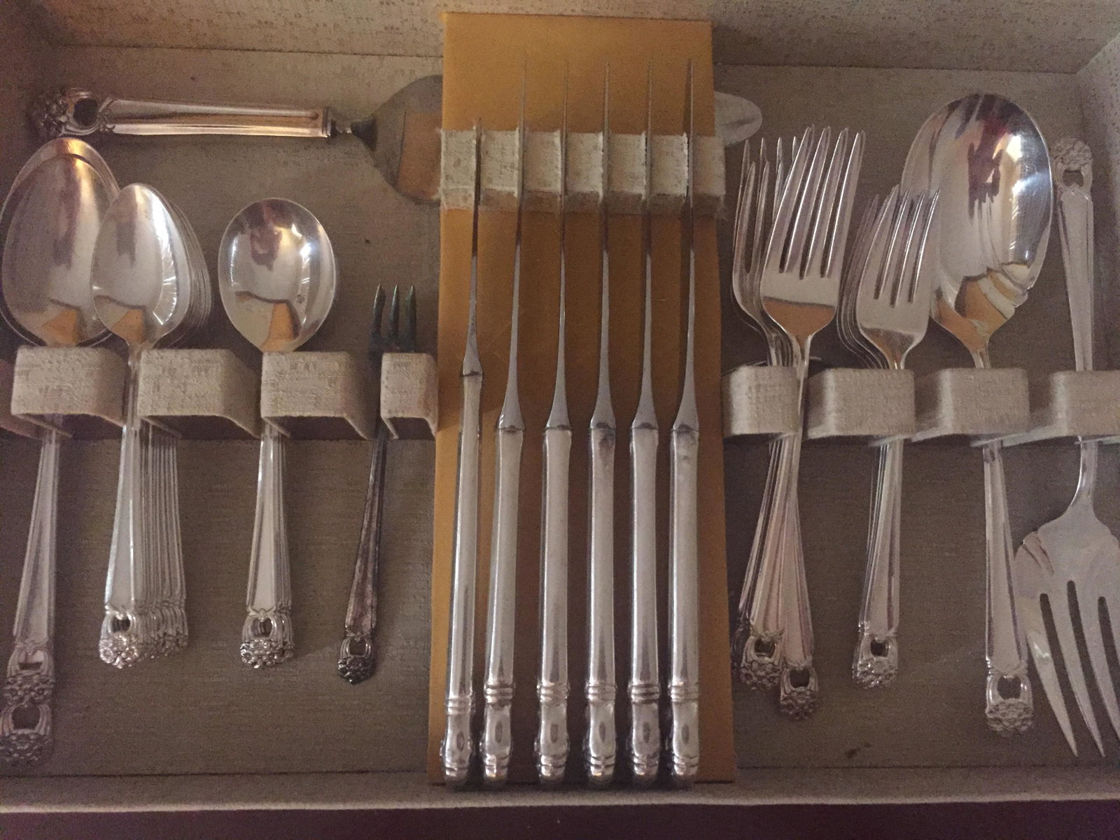Rogers Bros.6pl.Set: Incomplete Set Rogers Bros.6pl.Set Flatware(minus 1-tea spoon, 1-soup spoon) 39pcs. Consigner JL