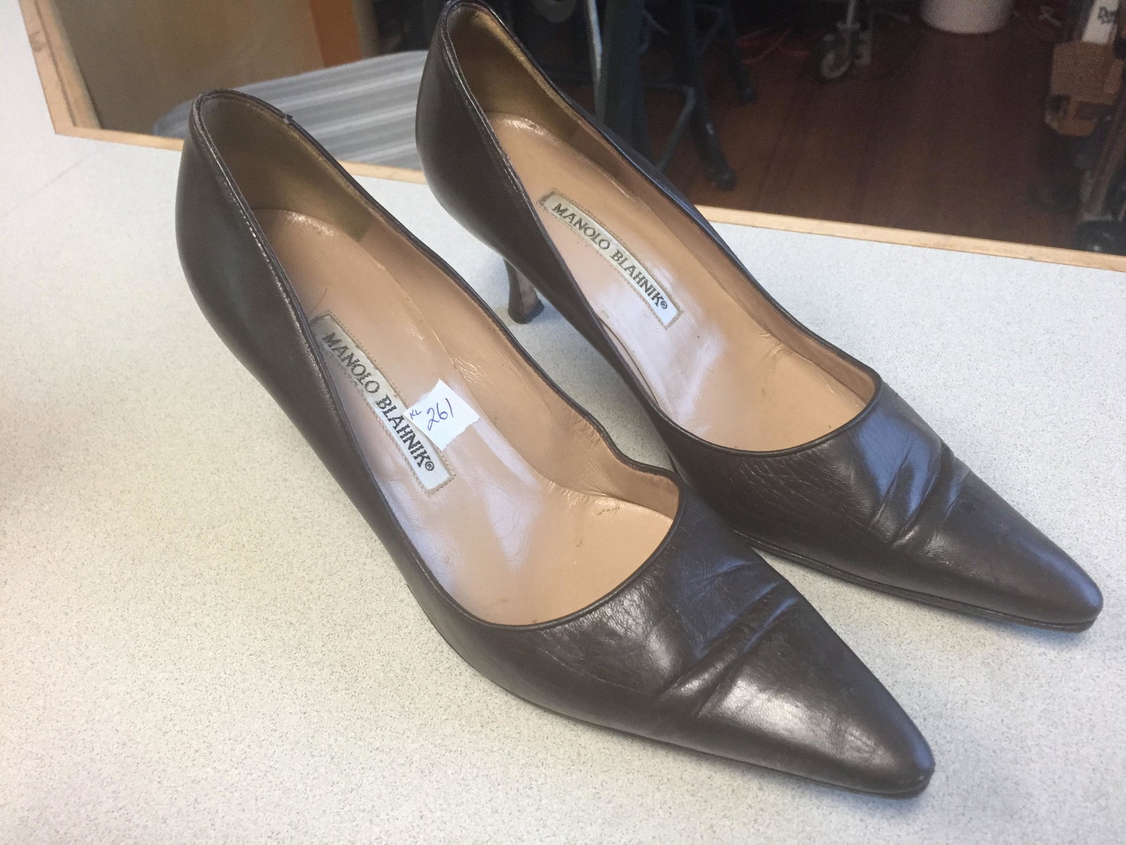 SHOES: MANOLO BLAHNIK WOMAN'S SHOES, SIZE 37.5 (US.SIZE-7)