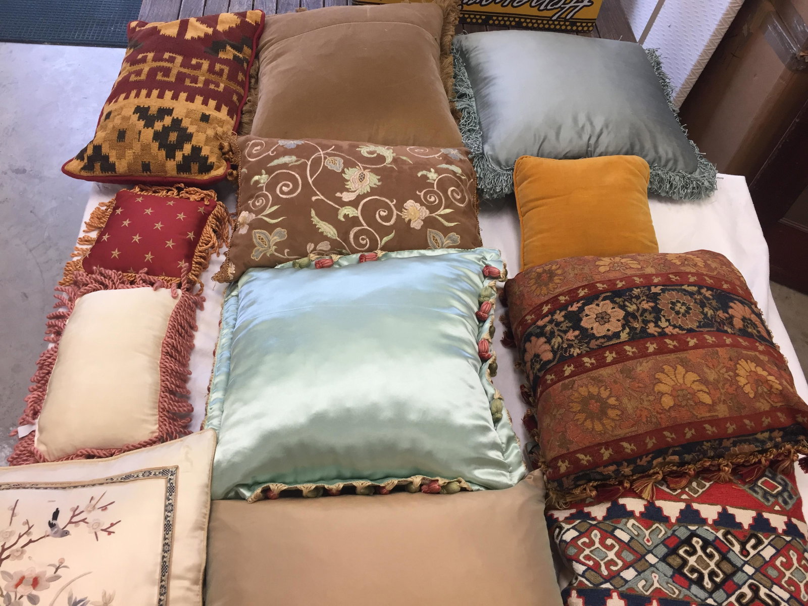 Throw Pillows: (12) Throw Pillows