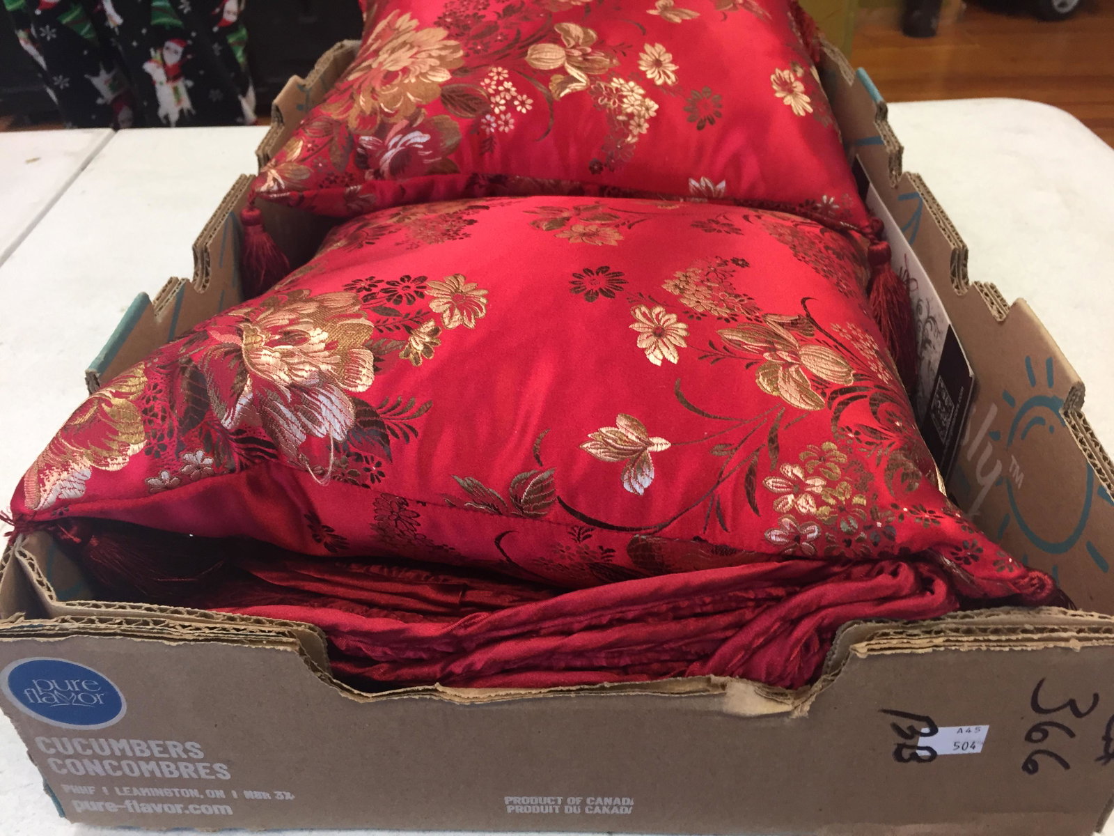 Box Misc Misc.: Box Lot, (red new 5x4 table cloth,2-pillows,tassel)