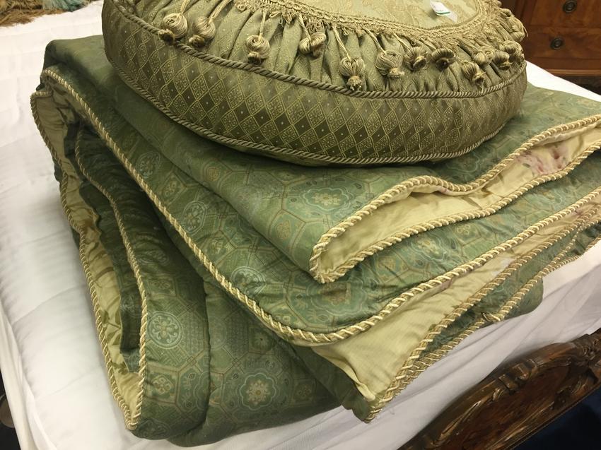 Bedding-Comforter (1 of 1)