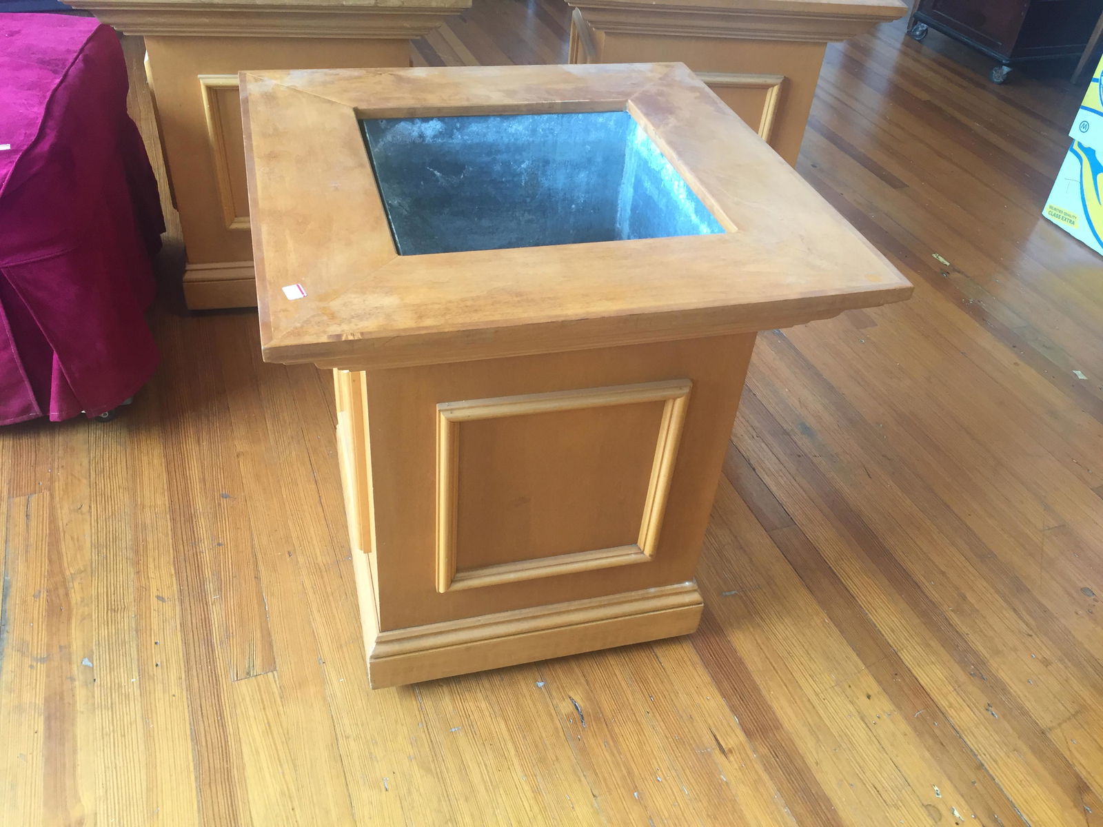 Custom Made Wood Planter on wheels (1 of 5)